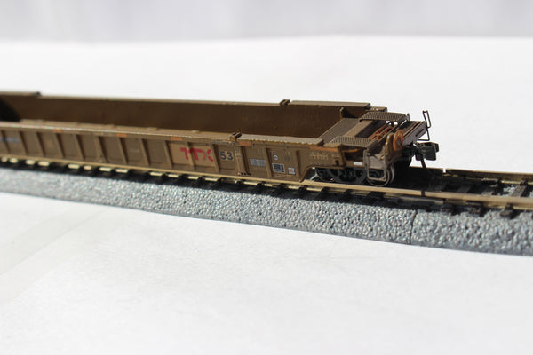 DTTX NSC 53' well car Class NWF13 - 17 Post (W & P) w/stripes, large Red TTX 655174. JTC# 772040