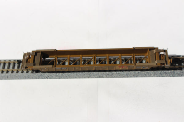 DTTX NSC 53' well car Class NWF13 - 17 Post (W & P) w/stripes, large Red TTX 655174. JTC# 772040